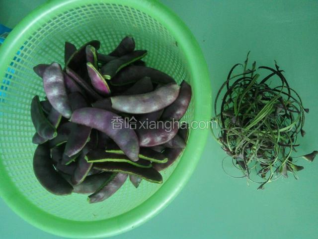 扁豆分别从两头拉去丝，有虫蛀的扔去。