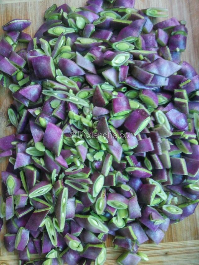 洗干净后切碎。碎的程度自行决定。