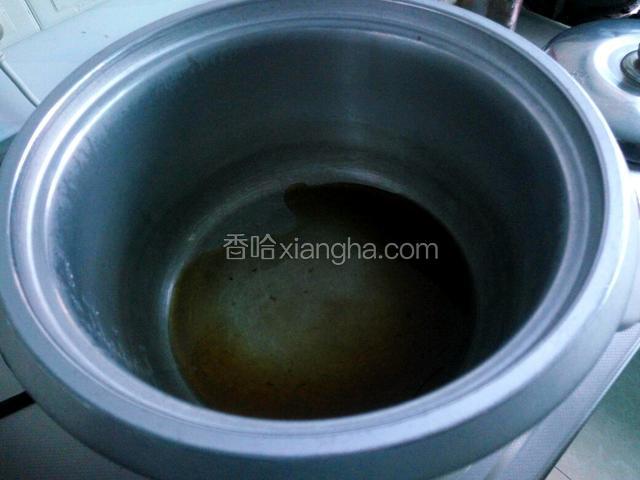 电饭锅通上电加入油热好。