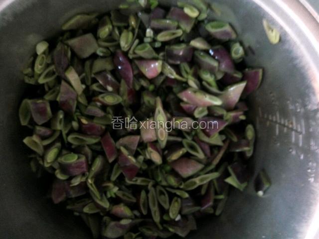 倒入扁豆翻炒。