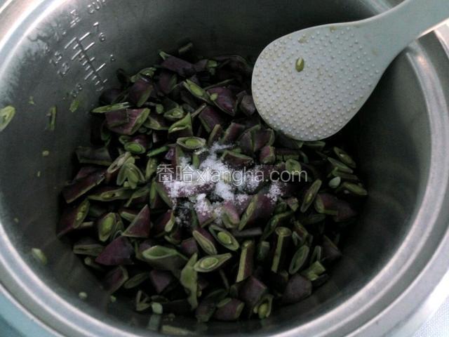 稍微软乎后放入盐，翻炒均匀。