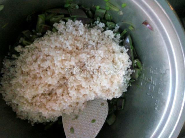 倒入浸泡后的大米。
