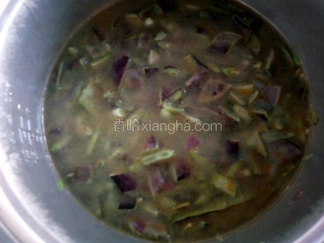 加入适量水，比平日纯大米饭水少一点点。