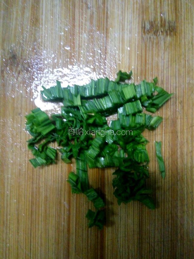 准备好大蒜，切成末。