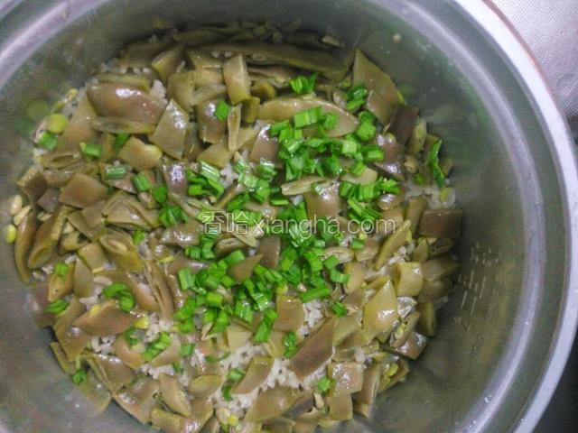 饭熟知后撒入大蒜末儿，拌匀。