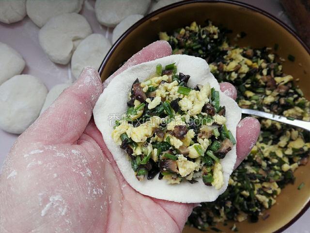用擀面杖擀成皮，包入馅儿料