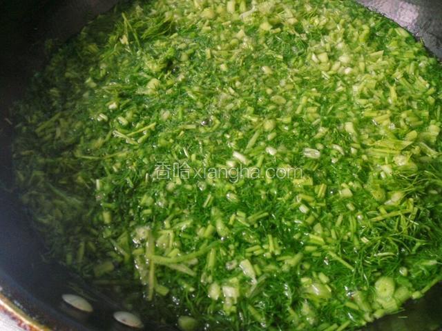 锅里加水烧开，放入茴香，炒熟