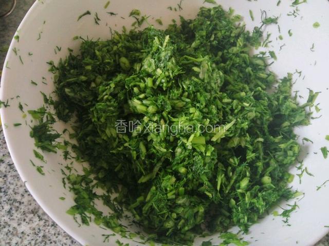 冷凉后用手挤干水分