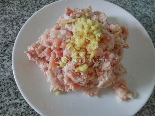 剁碎的肉末和姜末