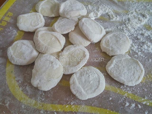 切成大小差不多的面团，然后按扁
