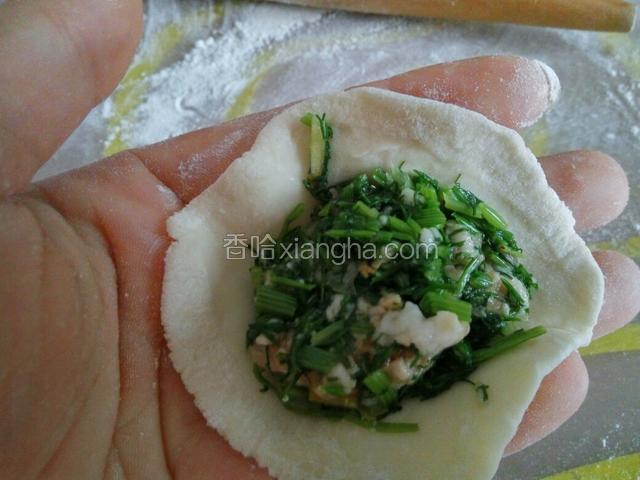 放入适量的馅料在饺子皮中间