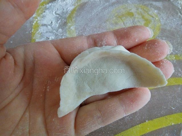 然后从一边往中间开始捏，包成月牙行饺子
