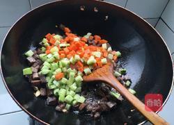 卤牛肉炒黄瓜胡萝卜的做法图解7