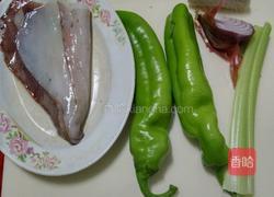 尖椒酿鱿鱼的做法图解1