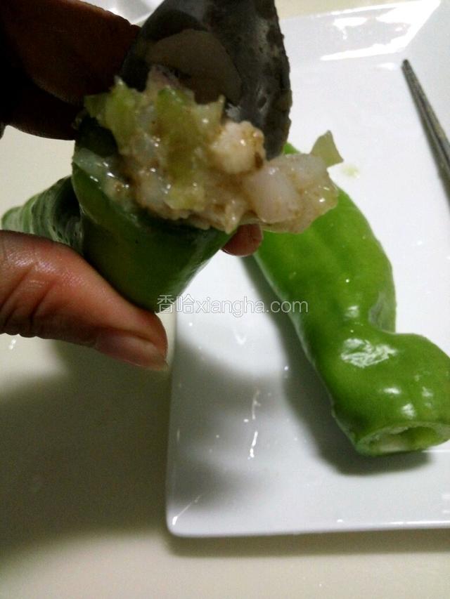 把配好的料用小汤勺酿入尖椒里