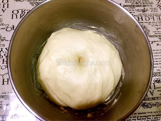 手指沾面粉戳一小洞，不反弹不回缩即发酵成功