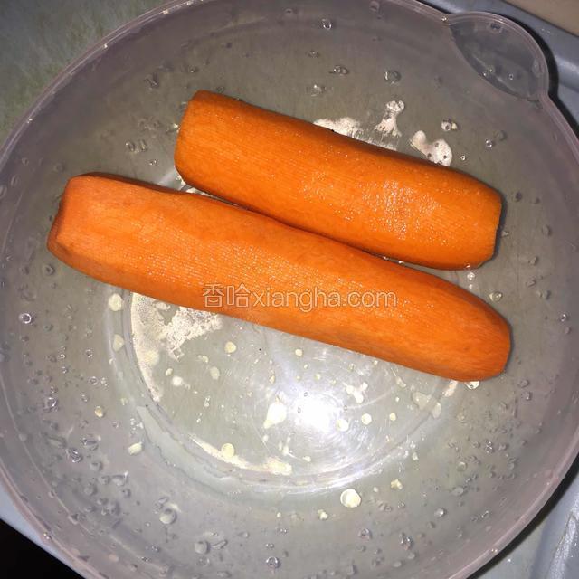 胡萝卜洗净后去皮