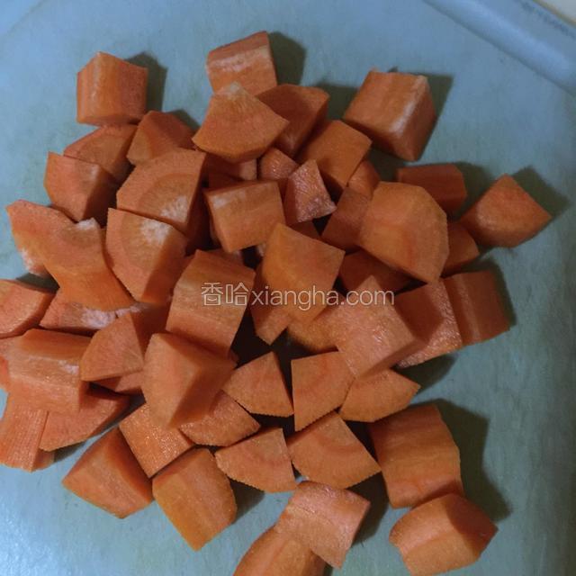 洗净的胡萝卜切成小块