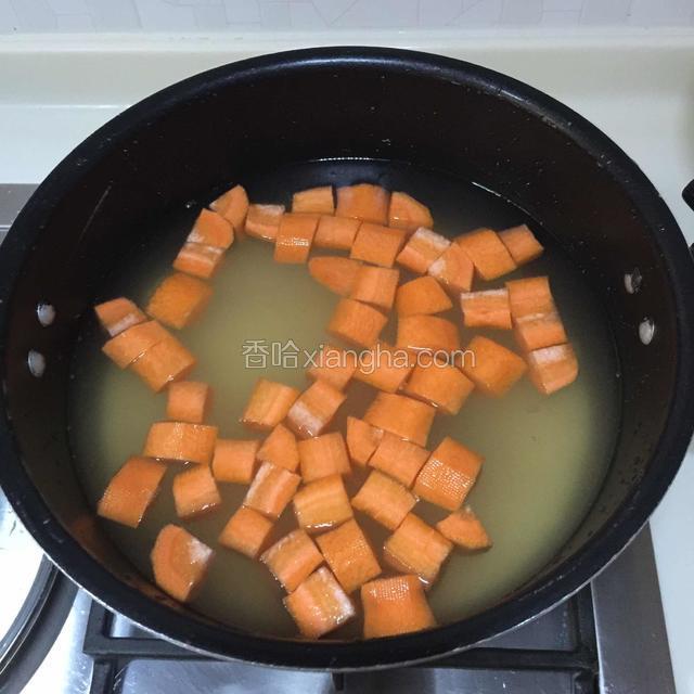 放入小米转中火继续煮开