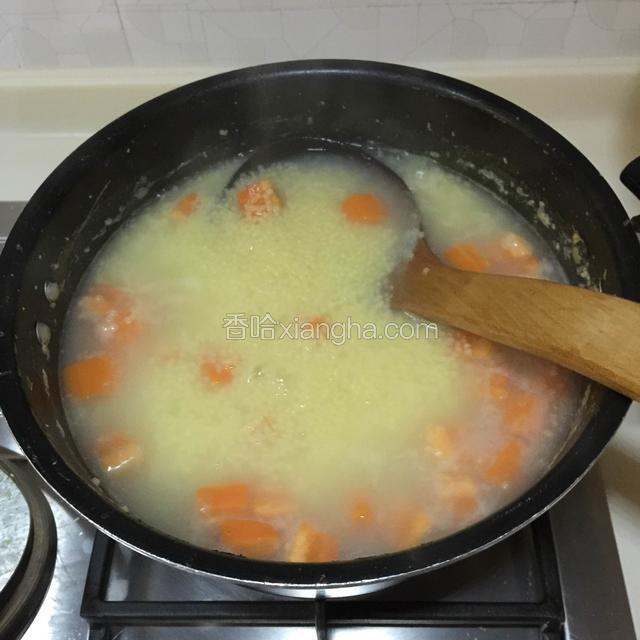 煮沸后加入适量凉水继续煮至胡萝卜软烂即可,胡萝卜切小块很好熟的