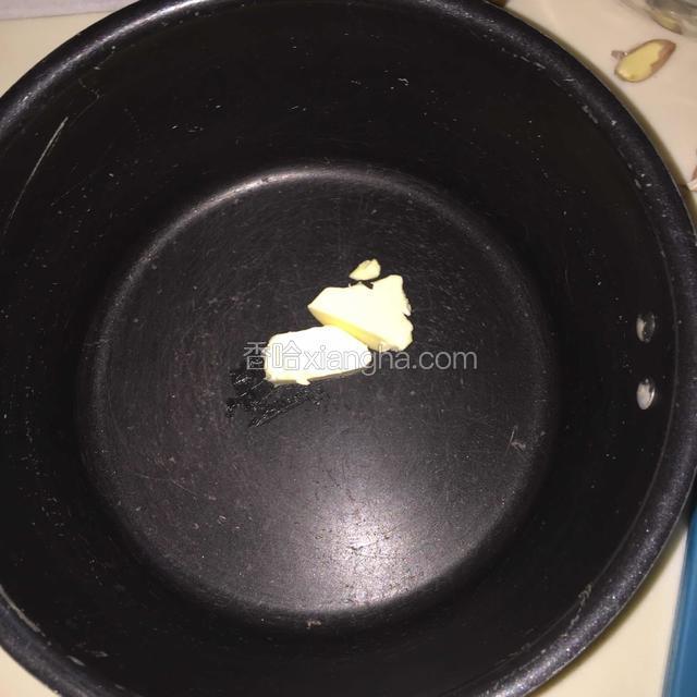 锅中放入黄油，小火融化