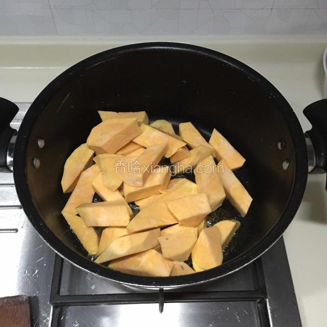 放入红薯翻炒均匀