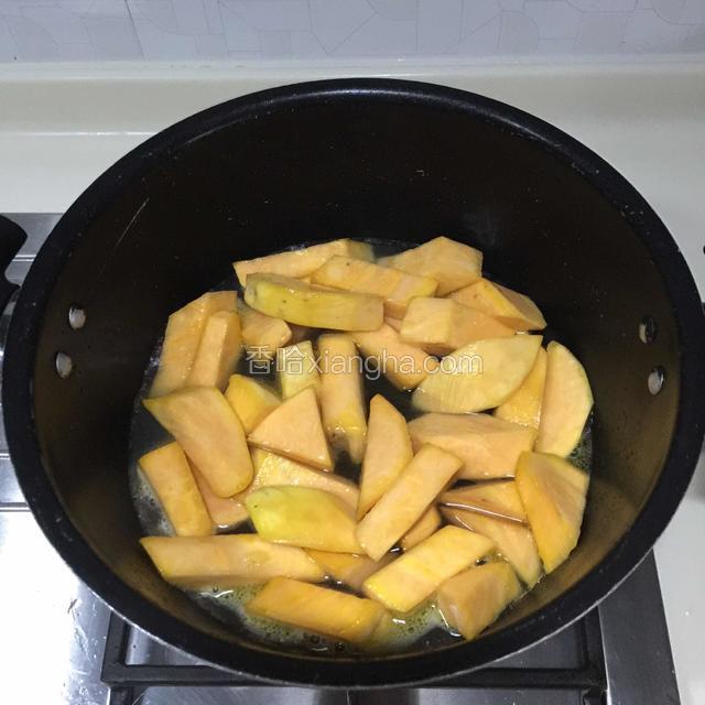 锅中倒入适量清水