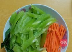 胡萝卜莴笋炒瘦肉的做法图解1