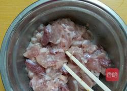 胡萝卜莴笋炒瘦肉的做法图解2