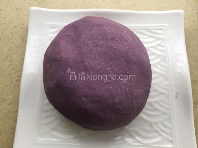 把紫薯泥搓成整齐的面团。