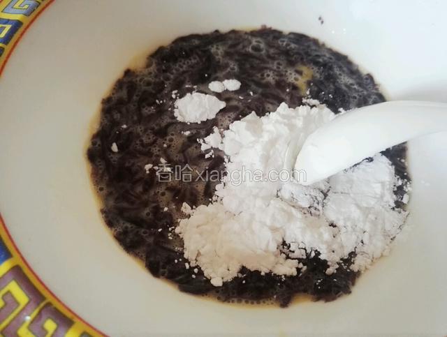 将紫菜放入鸡蛋碗里，加入淀粉，盐，鸡精，生抽和胡椒粉搅拌