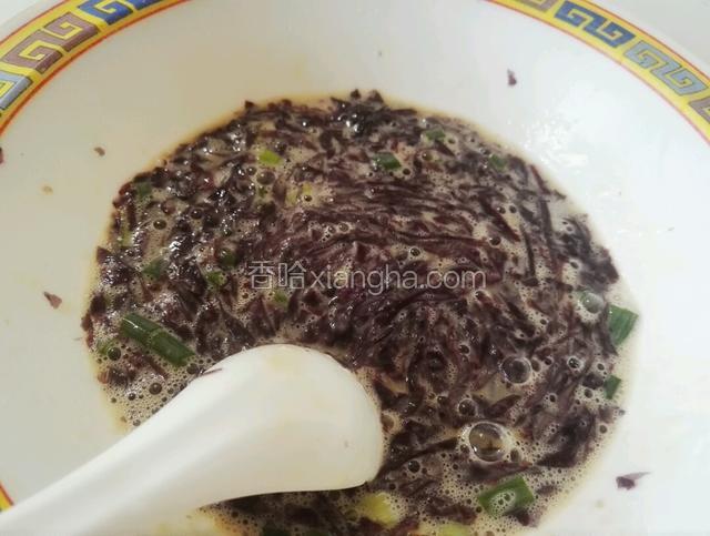加入适量葱花继续搅拌均匀