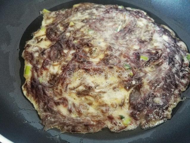 倒入一半（分两次煎）紫菜蛋糊摊平小火煎至一面定型