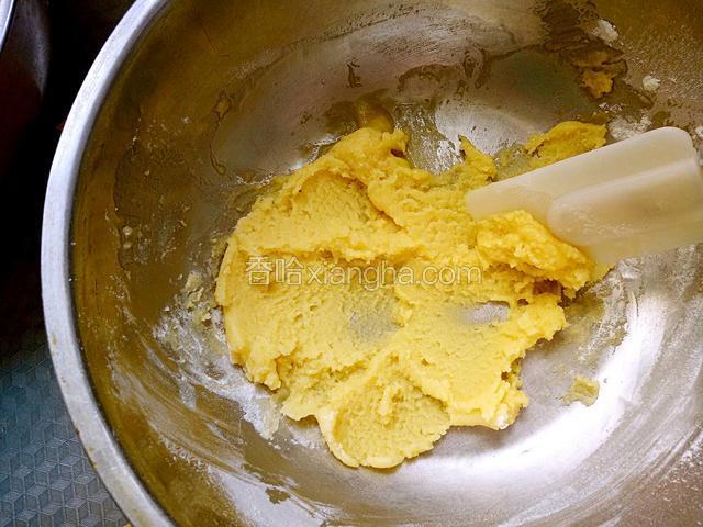并用橡皮刮刀翻拌均匀