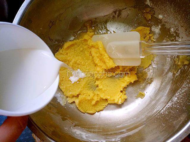将牛奶分三次加入到黄油面粉糊中，边加入边翻拌均匀