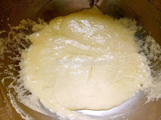 完全拌匀的牛奶黄油面糊要顺滑无颗粒，一定不要出现油奶分离的情况