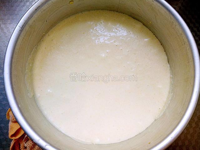把拌匀的蛋糕糊倒入涂抹了黄油的模具中，我用的圆形模具，也可以用方形的，轻轻震几下，震碎大气泡，放入烤箱烤盘中，水浴法上下火150度，烤60分钟左右