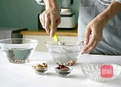 芡实核桃汁的做法图解1