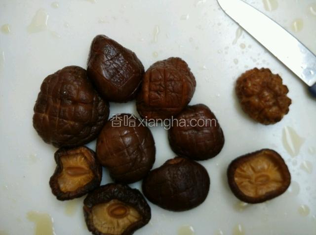 用小刀在香菇面上横竖划三刀，这样比较入味