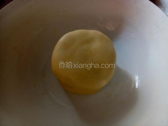 用手将糯米粉与南瓜完全混合，揉成团