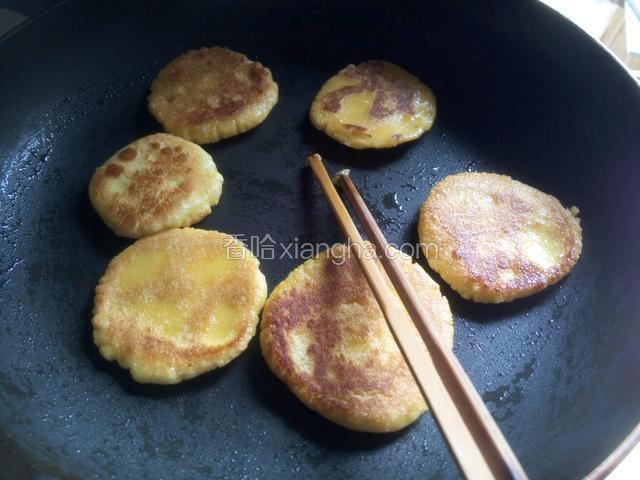 锅中放入油，将南瓜饼一个个放入锅中中小火煎，待南瓜饼微微膨胀即可
