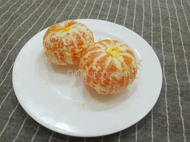 将橘子的外皮剥掉。