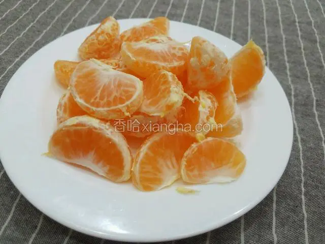将橘子掰成一瓣一瓣的。