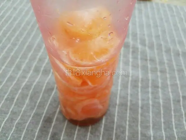 将纯净水倒入榨汁杯中，盖好杯盖，打开电源开关将其榨成汁。