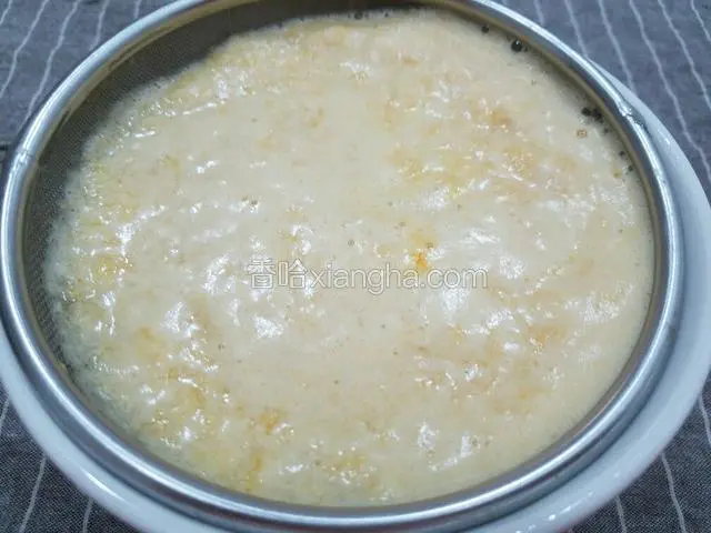 将榨好的橘子汁过滤一下，将渣子过滤出来。