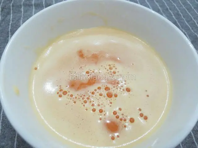 过滤好的橘子汁。