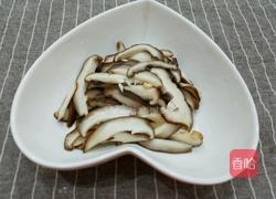 香菇炒白菜叶的做法图解5