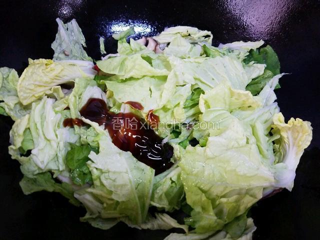 放入白菜叶,蚝油,盐，将蚝油和盐翻炒均匀，白菜叶变软。