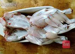 Illustration of how to make bullfrog with green pepper 1