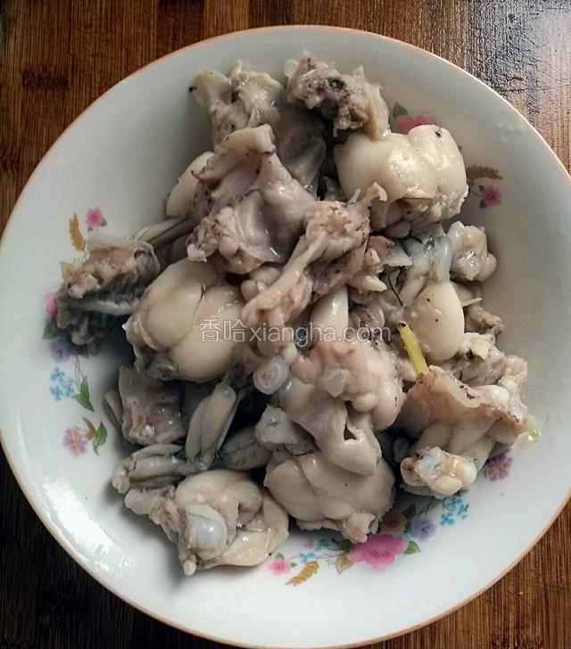 牛蛙切块，加入蛋清，拌入生粉。热水烧开下入牛蛙煮5分钟捞出。